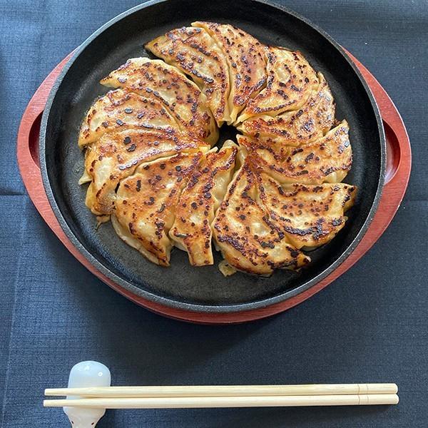 The浜松餃子はビールとハイボールに合う　生餃子30個と焼き餃子10個