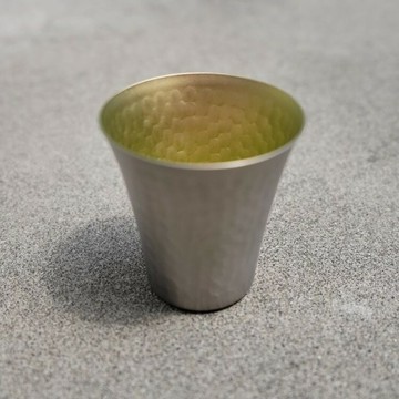 TSUCHI 日本燕三條製 鎚目純鈦清酒杯(內彩) 60ml SK-052 黃粉色