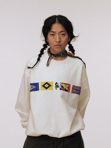 手工釘珠 / 旗幟云朵衛衣