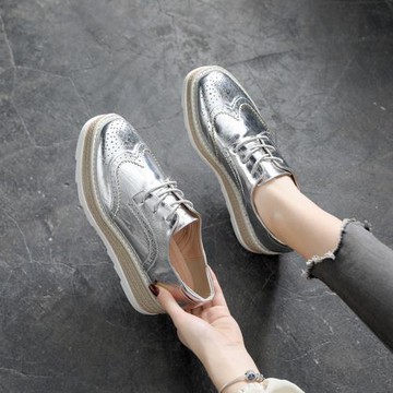 香港真皮松糕鞋女厚底2025春秋新款英倫網紅銀色增高布洛克小皮鞋