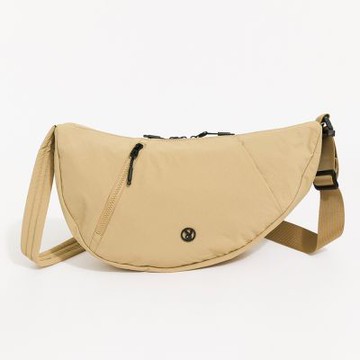 PLAYBOY - 半月斜背包  Traveler系列 - 卡其色