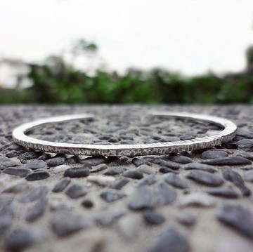 日冕 手工鍛敲銀手環-純銀 纖細版