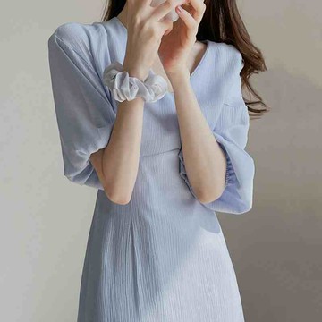 褶皺感紋理系帶純色燈籠袖連衣裙2022春夏新款法式優雅V領中長裙
