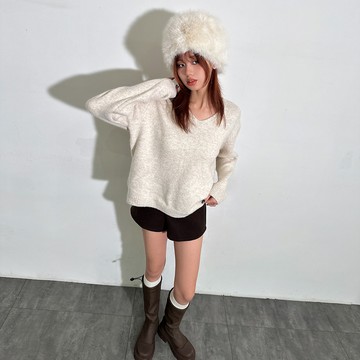 素面質感大V領毛衣-燕麥【KT224733】