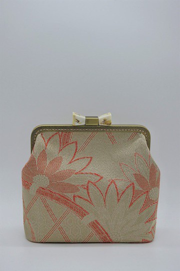 腰帶的手拿包背面