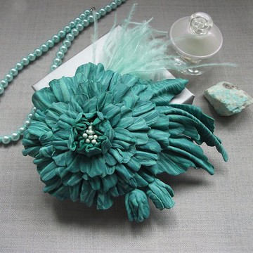 祖母綠絨面革花朵胸針，綴以鴕鳥羽毛