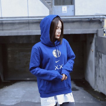 NIKE KAWS BROOKLYN NBA CLUB FLC HDY 藍色 長袖 女款 帽T【FB4916-495】