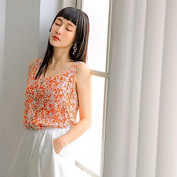 滿版印花木質排扣吊帶背心上衣-OB嚴選