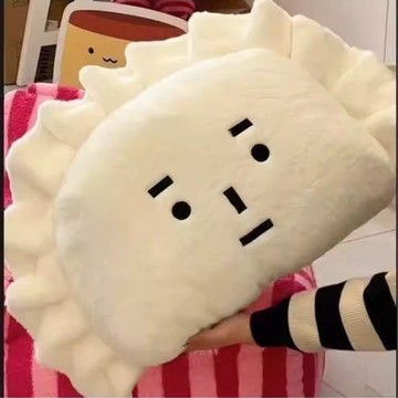 【臺灣有貨】 餃子可愛毛絨玩具 抱枕 宿捨靠墊 女生生日禮物 陪睡毛絨公仔 搞怪抱枕 高級沙髮 臥室 床頭靠墊