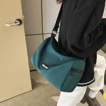 包包女2025新款大容量休閑運動女士挎包休閑斜挎水桶包百搭布背包