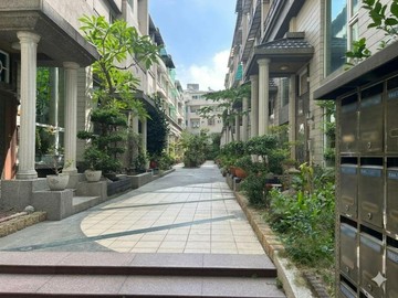 稀有釋出~文藻商圈湖水映 全齡孝親車庫別墅｜高雄市三民區鼎貴路