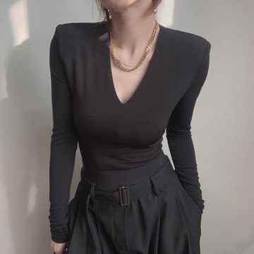歐貨正肩v領t恤小衫女春秋新款純色長袖修身鎖骨上衣墊肩打底衫潮