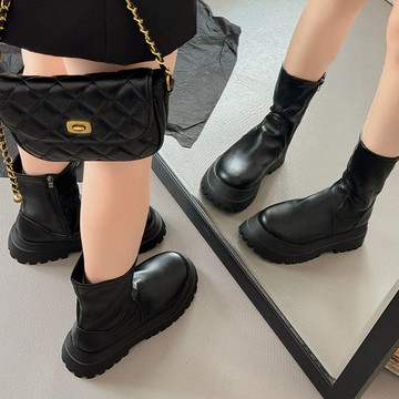 時尚黑色皮革側拉鍊厚底短靴．白鳥麗子