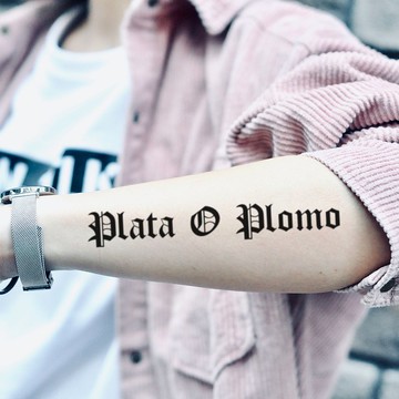 OhMyTat 德文 Plata O Plomo 刺青圖案紋身貼紙 (2 張)