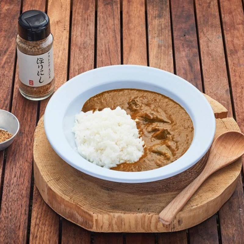 ほりにしカレー 白 赤 ノーマルと辛口の2種類のレトルトカレー 甘み旨味の後にくるちょい辛の白と刺激がやみつきになる辛口の赤の2種類 白と赤を混ぜて中辛に