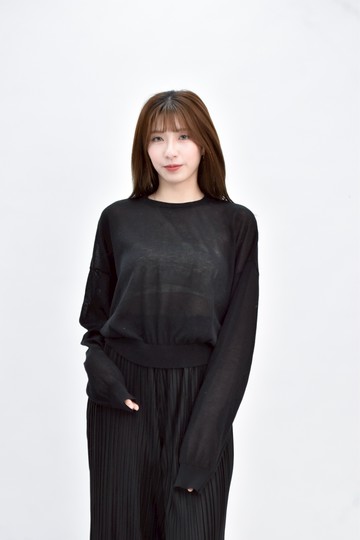 (F) 黑色針織長袖上衣