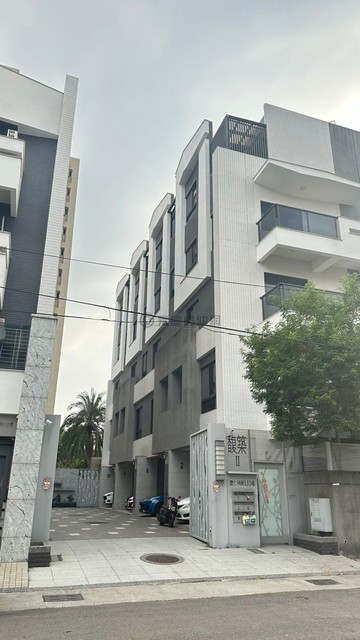 特瑞莎精選～仁雄商圈輕屋齡，邊間電梯豪華雙車墅｜高雄市仁武區澄仁西街