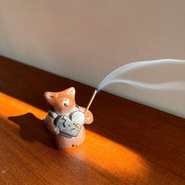 貓貓揹著愛哭包 / 線香立 / 陶偶
