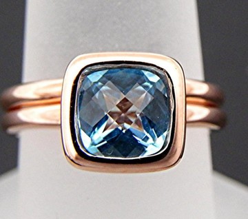 14K 玫瑰金單鑽訂婚戒指，鑲嵌 7x7 公釐、1.45 克拉的枕形切割 AAA 級瑞士藍托帕石