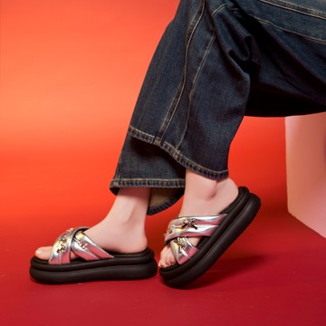 【日本京都聯名】HAPPYFACE 甜酷金屬飾釦交叉厚底拖鞋 銀 (2A3022)