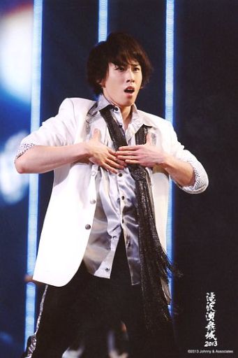 Snow Man/宮館涼太/現場照片·膝上·服裝白·兩手胸·視線右·2L尺寸/瀧澤演舞城2013