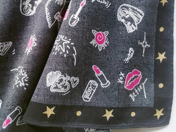 Betsey Johnson 復古手帕口紅吻 20 x 20 英寸標誌性時尚