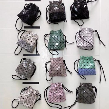 日本同款斜挎包抽繩水桶包雙拼色束口包亮面百搭菱格單肩女包包