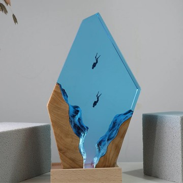 【現貨秒發】溶洞樹脂擺件 鯨魚潛水員樹脂擺件 潛水員樹脂夜燈 潛水員桌面擺件 海洋藝術工藝品 實木樹脂燈 生日禮物