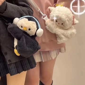 雙肩背包🎀 企鵝小羊趴包可愛ins毛絨包包雙肩背包玩偶卡通斜挎包書包發完