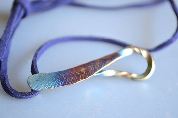 鈦金屬墜飾・羽毛造型純鈦墜飾・多功能眼鏡掛繩夾