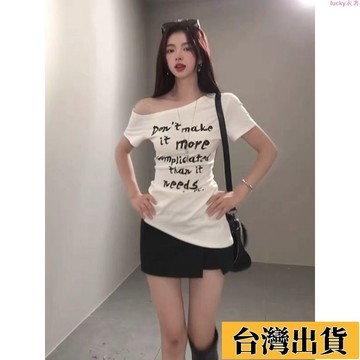 🌟新店優惠🌟一字領 美式風 斜肩 T恤 印花T 大碼美式字母印花斜肩短袖T恤女夏季微胖mm小衆露肩性感顯瘦上衣