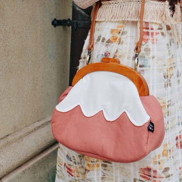 富士山木頭口金斜背包 / 嫣紅粉