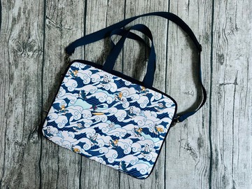 英國製作 日系可愛滑浪貓貓 夾棉電腦包筆電袋 可調節肩帶