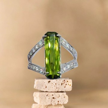 綠碧璽鑽石白K金戒指  切工完美透徹 散發出獨特的光芒
