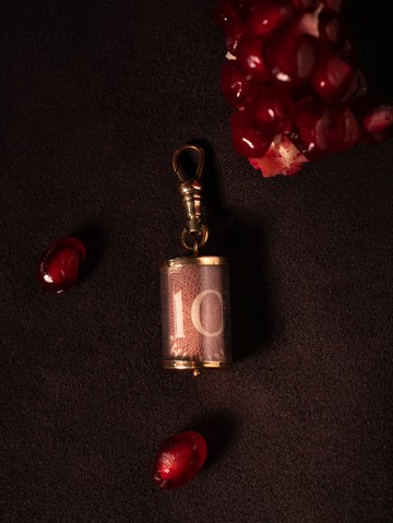 1961年 英國 10先令紅色錢筒搭可旋轉包金扣