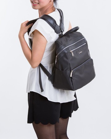 【le Lufon】深灰色尼龍拼皮革提把三重拉鏈收納實用款後背包 (L)後背包/可手提/ 輕量型（深灰／紫二色）