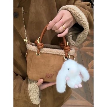 (免運)手提羊羔毛包包女式2025新款時尚休閑百搭毛茸茸水桶包通勤斜挎包