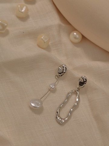 不對稱波紋質感珍珠低敏銀針耳環