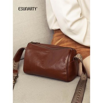 斜挎包包女2025新款時尚質感枕頭包真皮高級感通勤寬帶單肩圓筒包