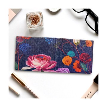 宛如寶石礦石般閃耀的北歐多彩花卉圖案與藍色背景，雅緻又時尚的對折皮夾，真皮材質。
