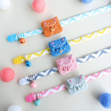 安全項圈，帶有 AirTag 迷你口袋，繡有貓臉，用按鈕閉合口袋，有 4 種顏色可供選擇。