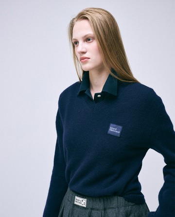 MARDI MERCREDI 針織V領羊毛衣 海軍藍色 方形LOGO 舒適 RACCOON BLENDED V NECK SQUARE LOGO