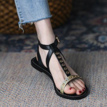 黑色一字帶涼鞋女夏平底2025年新款牛筋軟底女鞋鉚釘露趾羅馬鞋女