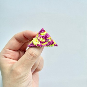 「Cute red purple×neon yellow」三角形／手工刺繡胸針，簡約的點綴選擇