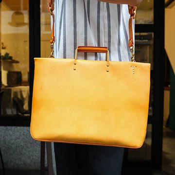 【斜背手提兩用公文包/公事包/手提包】意大利植鞣革 客製化刻字