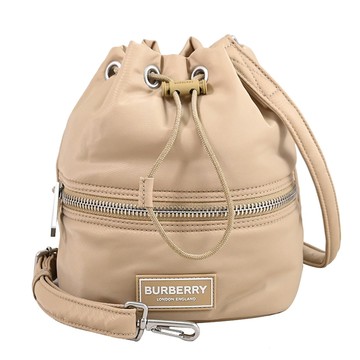 BURBERRY 8104495 輕量尼龍斜背抽繩束口水桶包.卡其