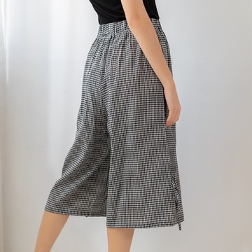 【Qiruo 奇若名品】專櫃精品黑白格紋七分休閒褲(輕柔 透氣涼爽休閒寬口褲2020C)