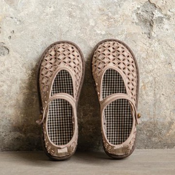 628/鏤空繡花/ 呼吸感養腳一字扣老布鞋 不一樣女士工藝透氣回彈
