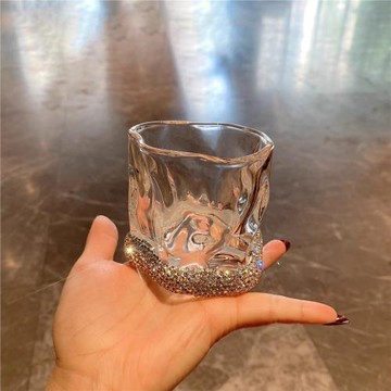 輕奢扭扭杯高顏值鑲鉆家用炫彩啤酒白酒玻璃杯不規則威士忌酒杯潮