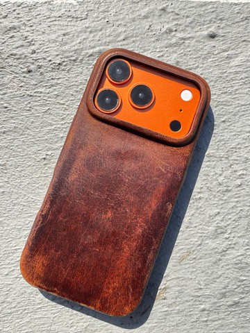 復古舊化養成頂級瘋馬皮 iPhone 17 Pro Max 手機殼